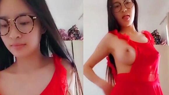 身材很棒的巨乳眼镜大学生美女主播在家紅衣秀美丽身体跳舞诱惑网友刷礼物[补录]